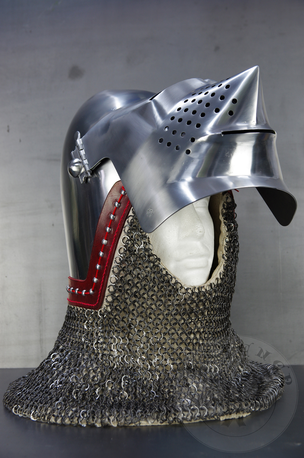 Helmet inspired by the Lyle bascinet from Royal Armouries in Leeds, formerly part of Churburg armoury. Material: 2 mm steel with 0,3 % carbon. Heat treatment: hardened and tempered up to 34 HRC. Weight 4,220 kg / Przybica starszego typu tzw. psi pysk wzorowana na oryginale z Royal Armouries w Leeds, poprzednio cz zbrojowni w Churburgu. Materia: stal 2 mm o zawartoci wgla 0,3%. Hartowany i odpuszczany do 34 HRC. Waga 4,220 kg.
